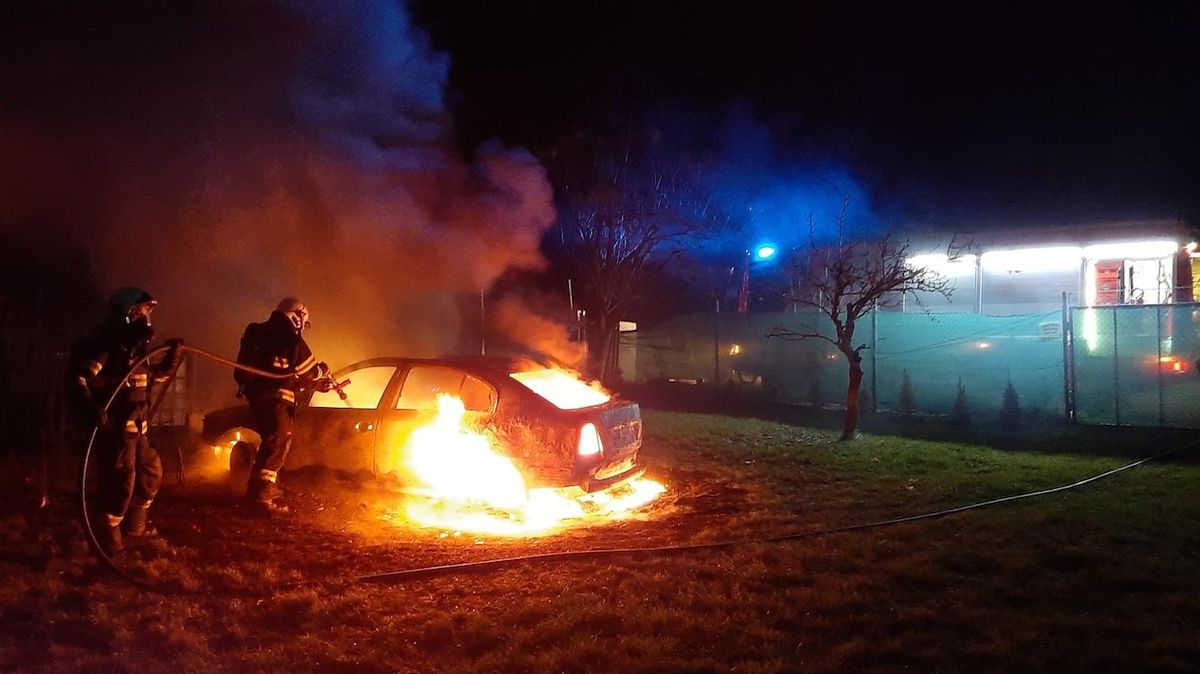Hasiči v Uherském Brodě zachraňovali netopýra, odvolali je k požáru auta